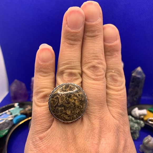 Comfort Curl Adjustable Large Round Turritella Ring! GLOWS UNDER BLACKLIGHT! - Picture 15 of 16